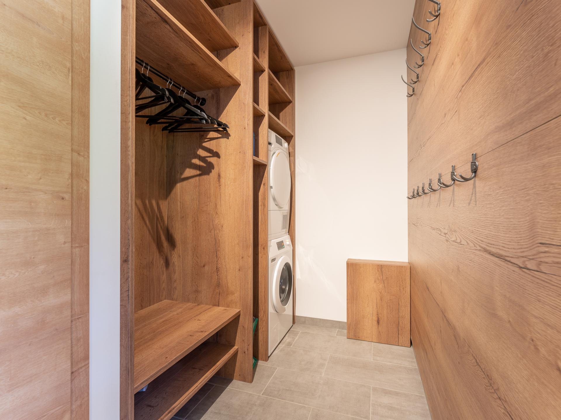 Practical overview of the storage room with cloakroom