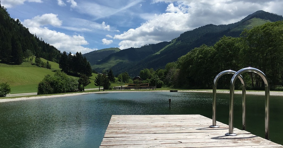 Op de warmere dagen tijdens de zomervakantie kan je gratis verkoeling zoeken in de Badesee in Donnersbachwald.