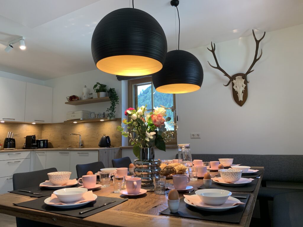Gemütlicher Essbereich und Küche im Luxus-Chalet Haus Erna in Österreich