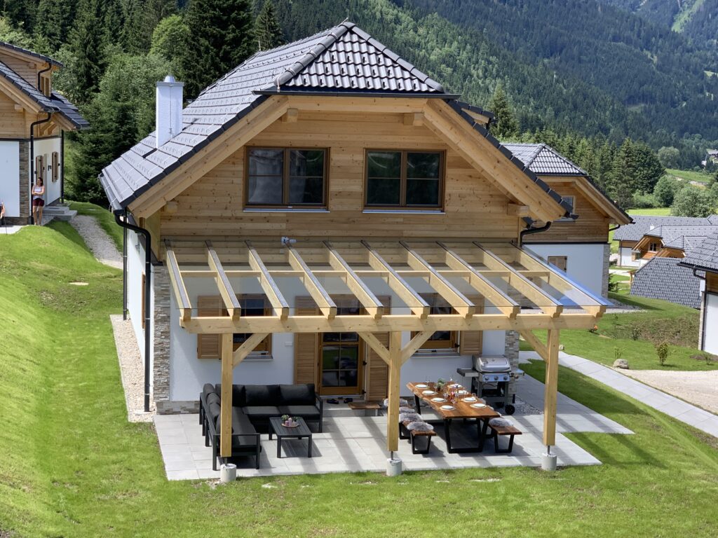 Ferienhaus in Österreich - Genießen Sie unter der überdachten Terrasse mit gemütlichem Tisch und Lounge-Set.