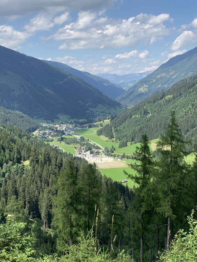 Vue sur la vallée du Donnersbachtal depuis une promenade allant de Haus Erna à l'alpage Finsterkar.