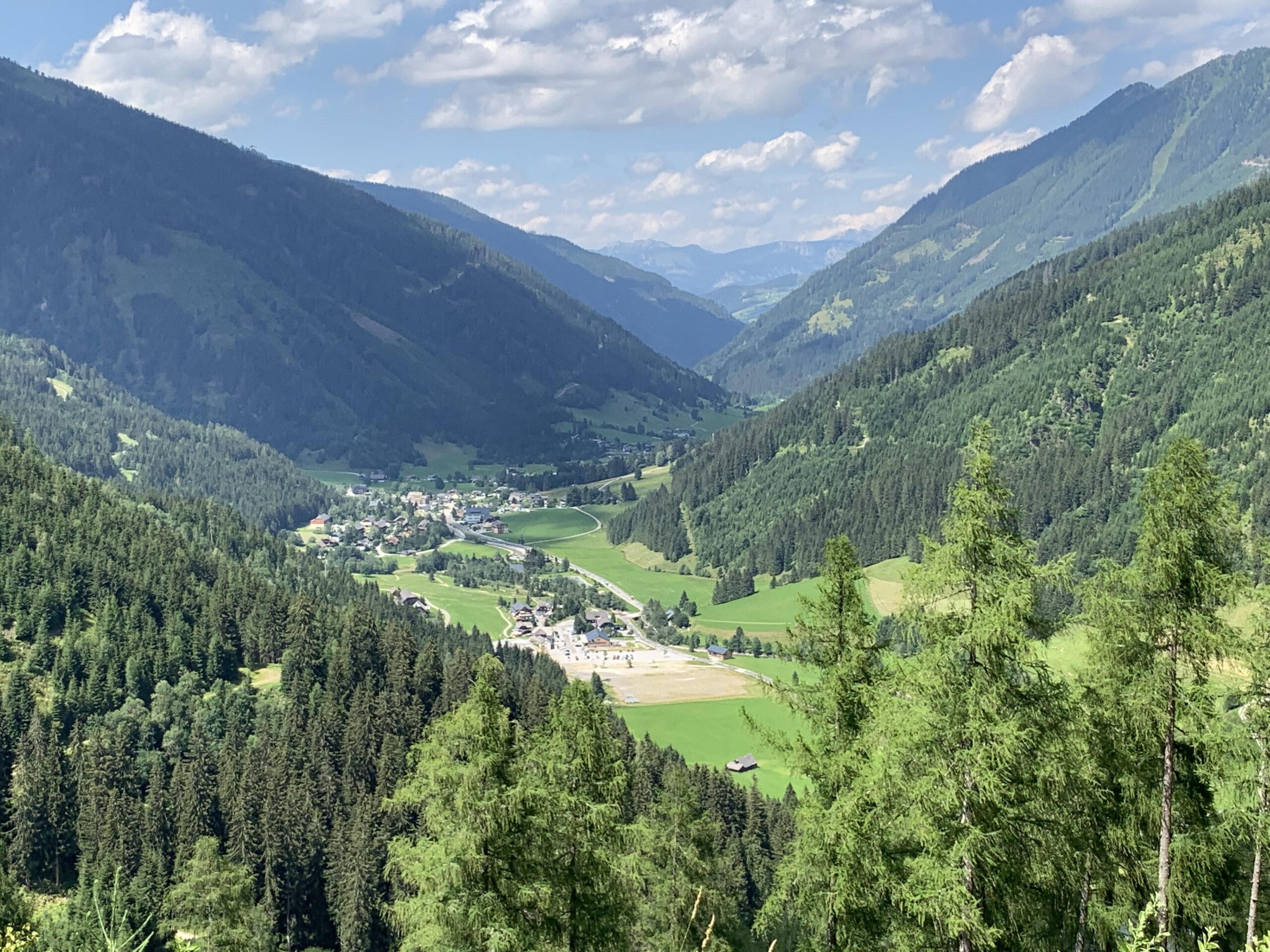 Vue sur la vallée de Donnersbachtal depuis une randonnée au départ de Haus Erna