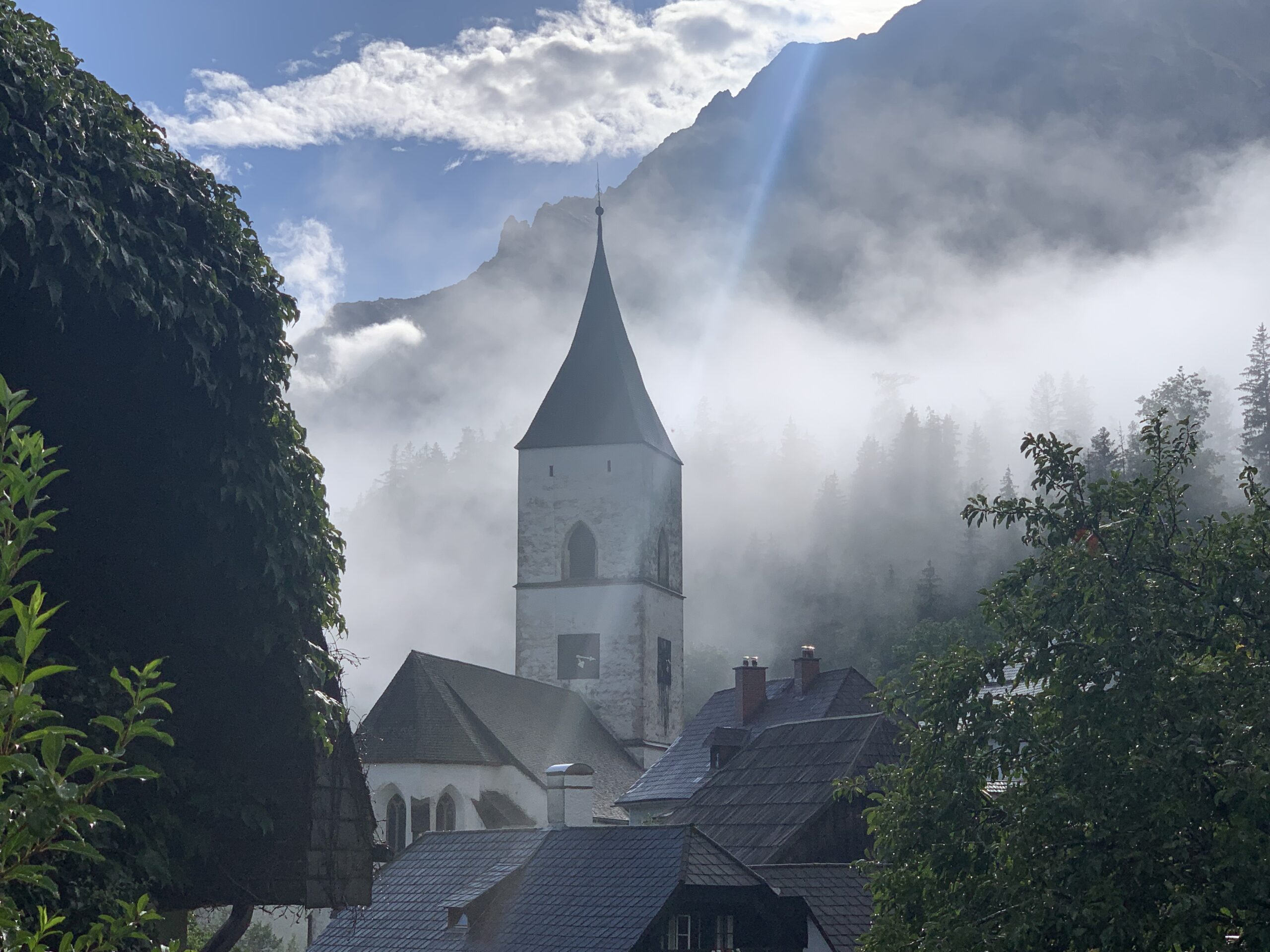 Prachtige zelfgemaakte foto van het kerkje van Pürgg in Oostenrijk.