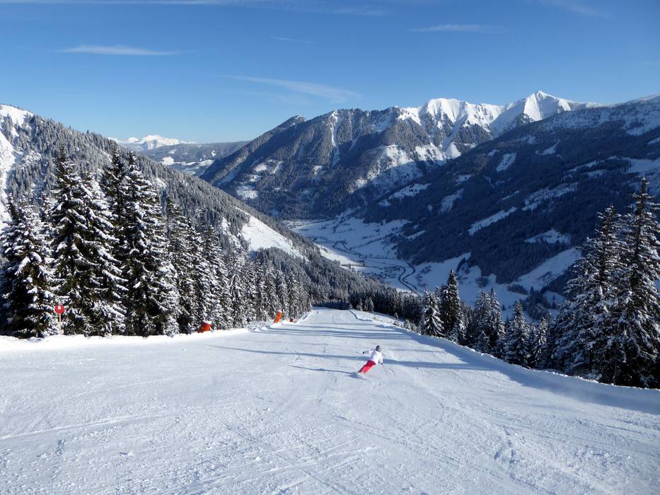 Skister genieten van haar skivakantie op de panoramabaan