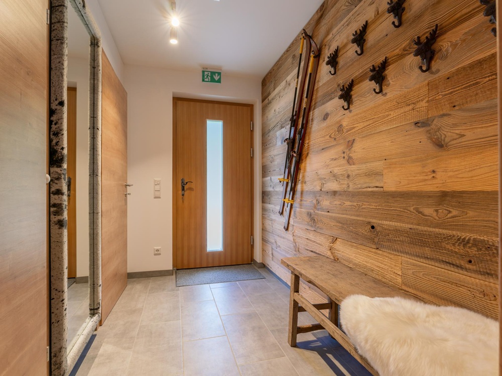 Chalet Haus Erna in Oostenrijk - met oud hout afgewerkte inkomhal