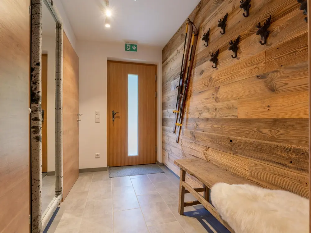 De afwerking met hout en de oude skis in de inkomhal van Haus Erna brengen u direct in de Oostenrijkse sfeer.