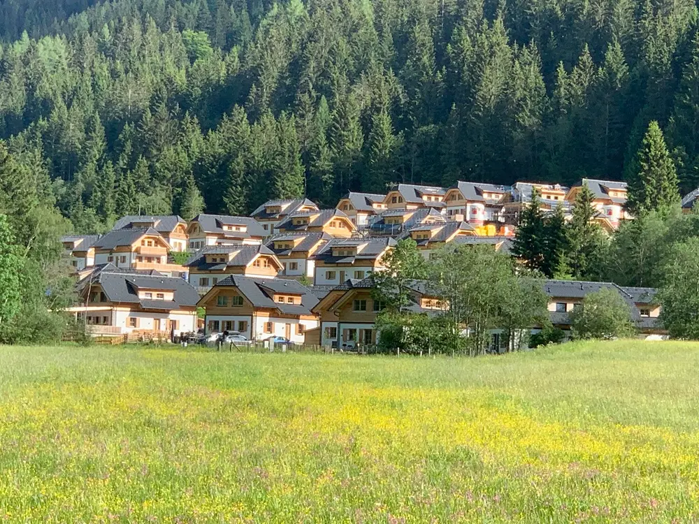 Haus Erna maakt deel uit van Feriendorf Riesneralm, een klein sfeervol vakantiepark met een 35-tal alleen staande chalets.